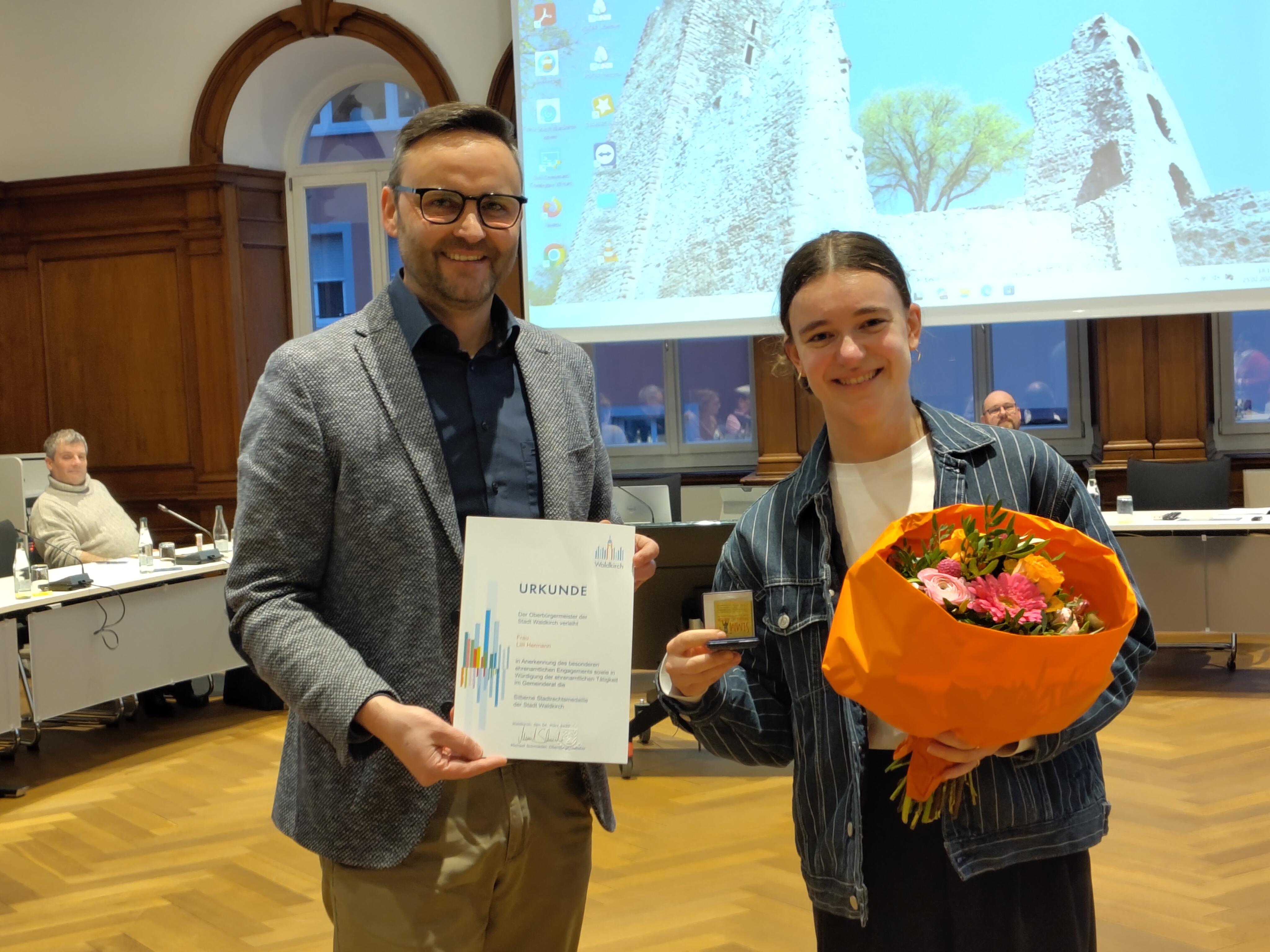 Lilli Hermann bekommt die Silberne Stadtrechtsmedaille der Stadt Waldkirch